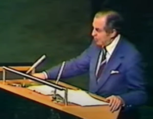 Chaim Herzog während seiner Rede vor der Vollversammlung der UN am 10.11.1975