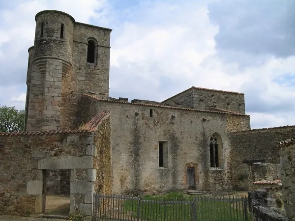 Die Ruine der Kirche in Oradour, in der die Opfer verbrannten.