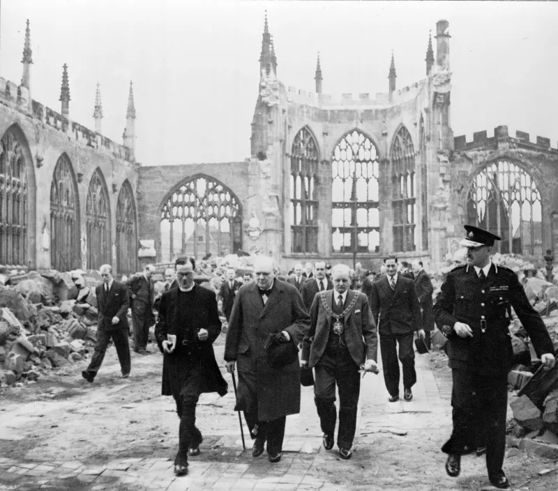 Ruine der Kathedrale von Coventry nach dem deutschen Luftangriff, im Vordergrund Winston Churchill bei einer Besichtigung