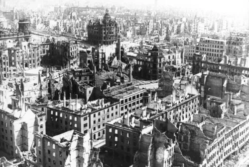 Ein Blick über die zerstörte Innenstadt von Dresden. Überall Ruinen, kein intaktes Haus ist zu erkennen.