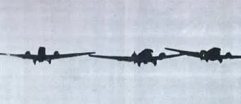 Drei Bomber fliegen nebeneinander auf den nicht sichtbaren Fotografen zu.