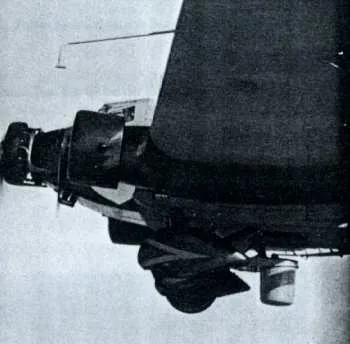 Die vordere Hälfte einer Ju 52 mit dem „Topf“ unter dem Rumpf.