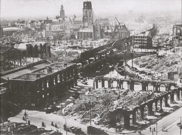 Ein Panoramablick über die Trümmerlandschaft, die ersten intakten Gebäude sind mehrere hundert Meter entfernt.