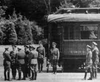 Hitler und Begleiter in Compiègne