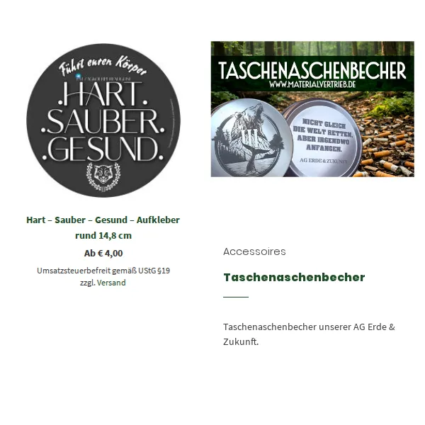Zwei Artikel aus dem Neonazi-Shop: links ein schwarzer Aufkleber mit schwarzer Schrift, rechts der geöffnete Taschenaschenbecher aus Metall vor einem Waldboden, der mit Zigarettenkippen übersät ist.