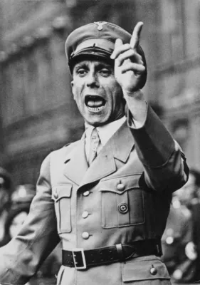 Joseph Goebbels, NS-Propagandaminister, in typischer Rednerpose, 25. August 1934.