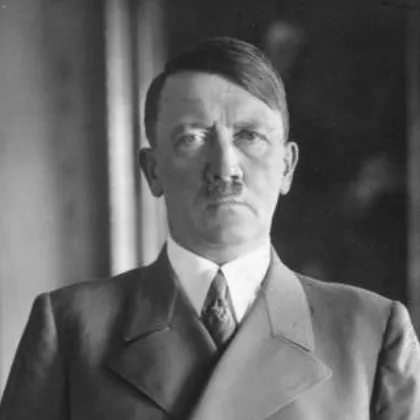 Auf dem schwarzweißen Brustbild trägt Hitler ein weißes Hemd, eine Krawatte und einen grauen Anzug.
