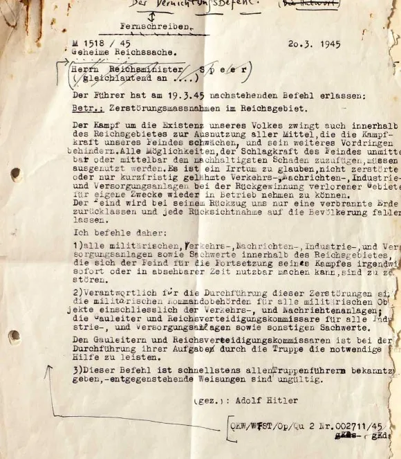 Faksimile eines Fernschreibens, „Geheime Reichssache“. Das Dokument vom 20.3.1945enthält mehrere handschriftliche Korrekturen und Ergänzungen. Unten steht mit Schreibmaschine: gez. Adolf Hitler.