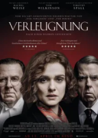 Filmplakat zu „Verleugnung“, Hintergrund scharz nach dunkelrot verlaufend, vorne die Hauptdarsteller Tom Wilkinson, Rachel Weisz und Timothy Spall.