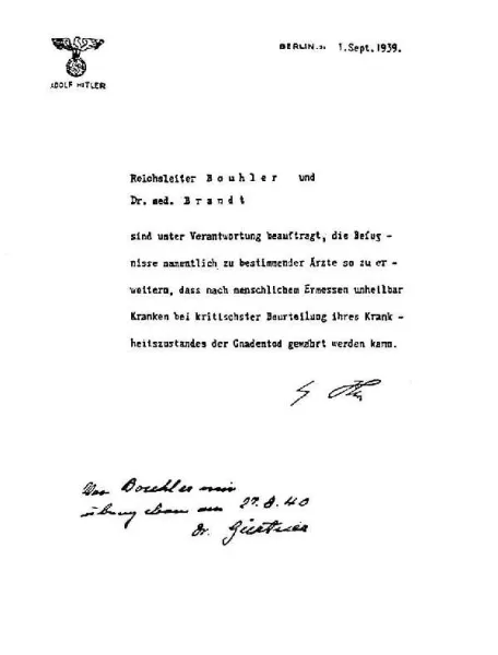 Faksimile des „Euthanasie“-Erlasses. Links oben Hitlers Wappen mit Reichsadler und Hakenkreuz, darunter der mit Maschine geschriebene Text.