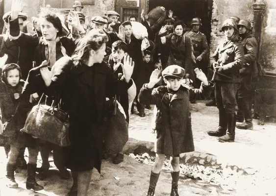 Ein kleiner Junge mit Schiebermütze, Mantel und nackten Beinen und Stiefeln hebt beide Hände. Links und hinten eine Gruppe von Menschen, rechts ein Uniformierter mit einem Gewehr an der Hüfte, das ungefähr auf den Jungen zeigt. 